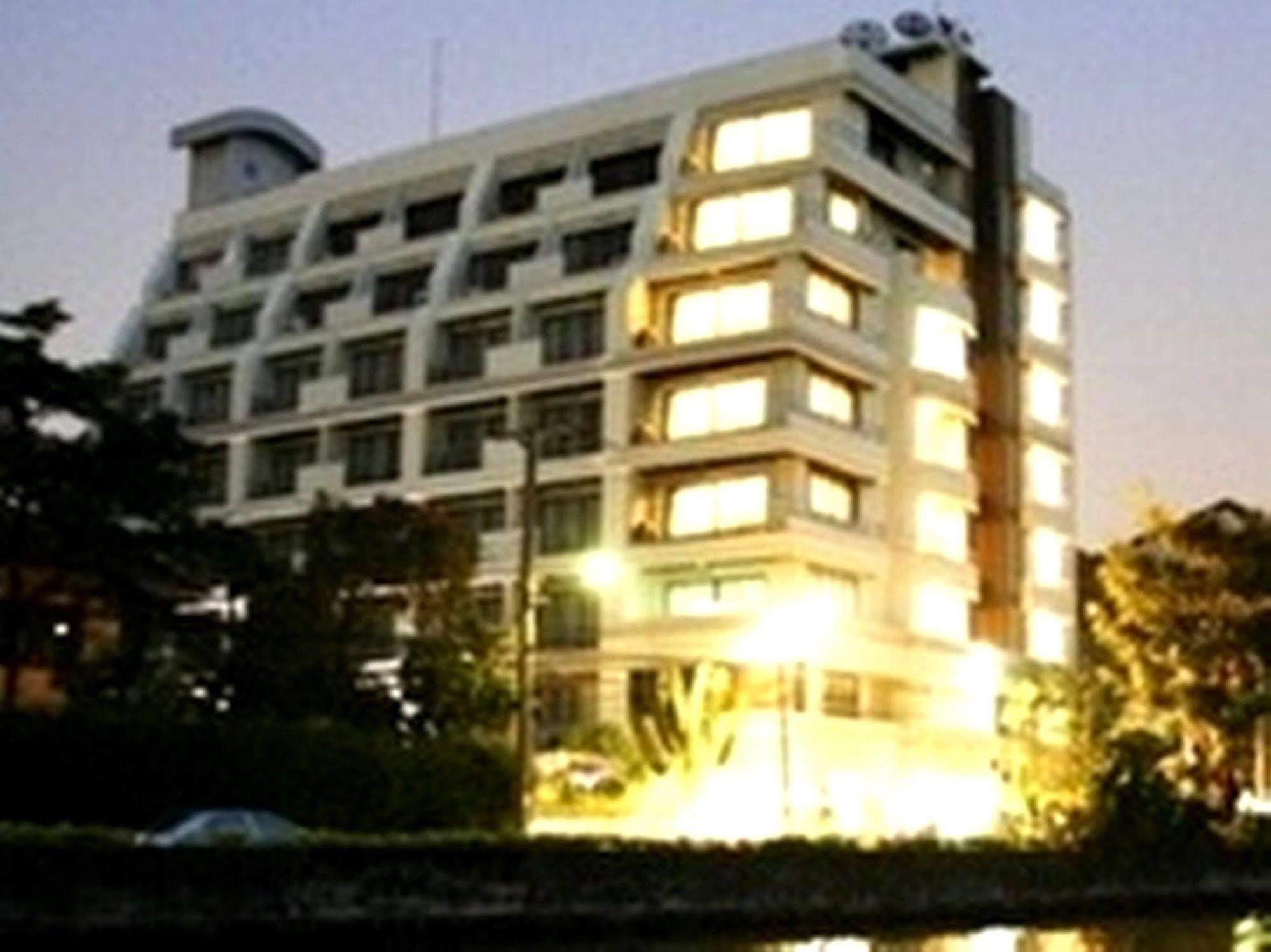Ziniza The Boutique Service Apartment Бангкок Экстерьер фото